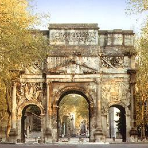 Vue panoramique de la ville d'Orange avec l'arc de triomphe